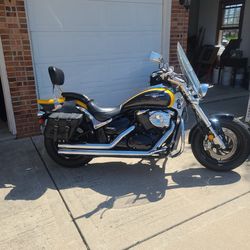 2008 Suzuki boulevard M50  - honda GL 1800