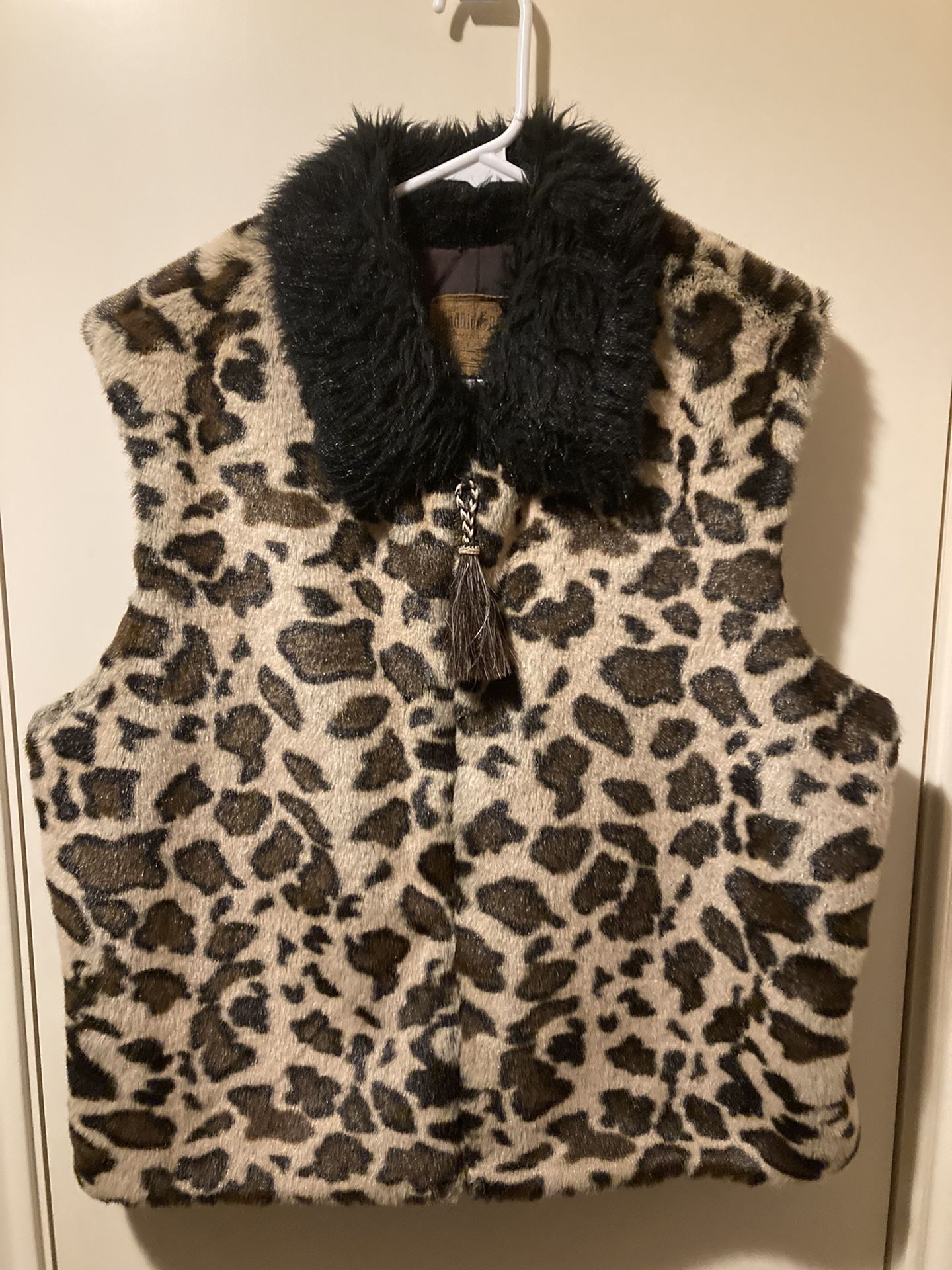 Leopard print vest with collar and zipper front