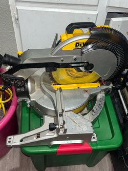 DeWALT 12-inch Double-Bevel Sliding Compound Miter Saw (Model DWS779)