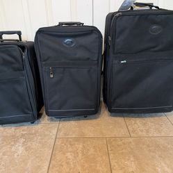 Set of 3 black suitcases 
with wheels