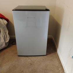 FRESTEC Mini Fridge 