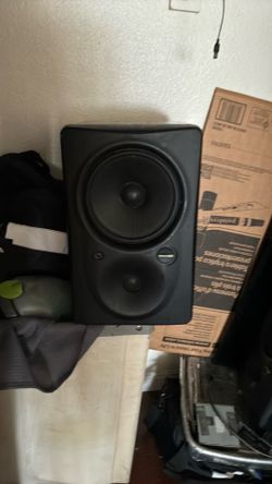 2 Loud Speakers (mackie speakers)