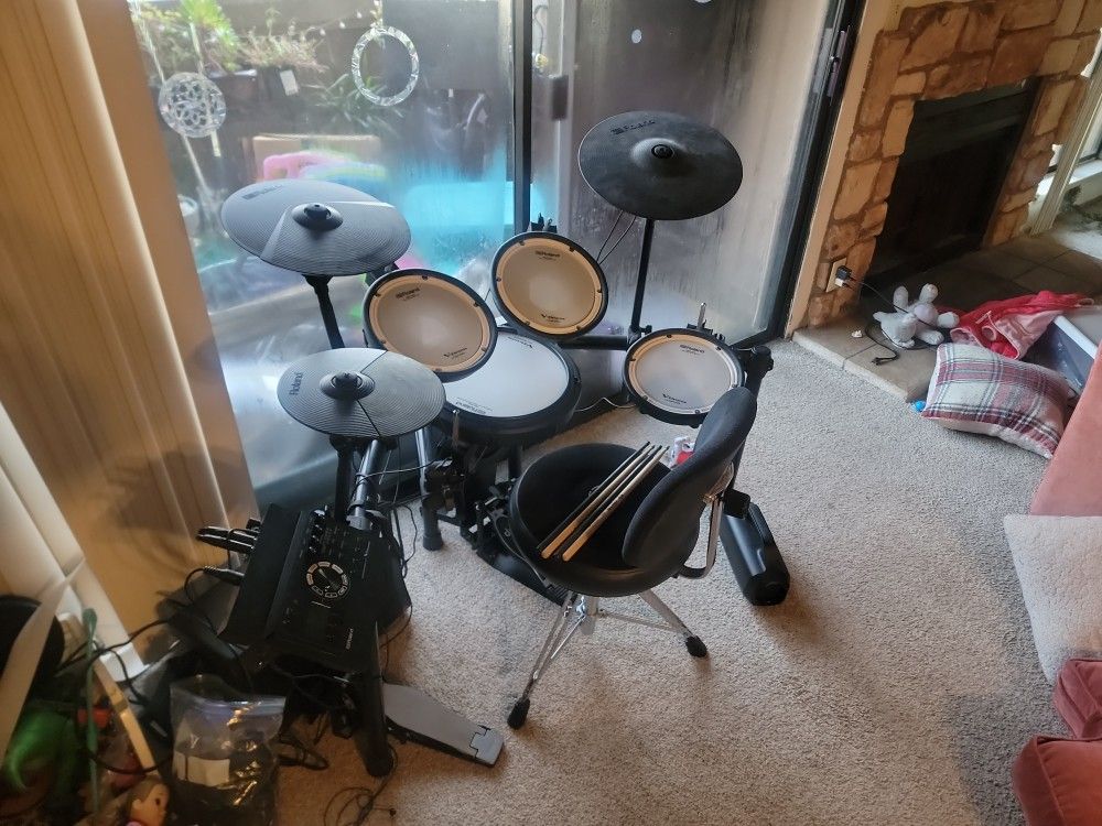 Roland TD-17 KV2 Mesh Head V-Drum Set With Drum Sticks And Roc-N-Soc Throne.