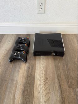 Xbox 360 S and controllers