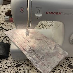 Selling Sewing Machine $100