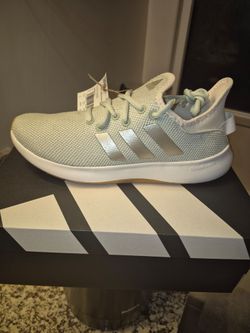 New Women's Adidas Size 7