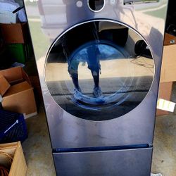 7.4 cu. ft. Ultra Large Capacity Smart Front Load Gas Dryer with Built-In Intelligence & TurboSteam