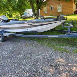 1987 Stratus Bass Boat