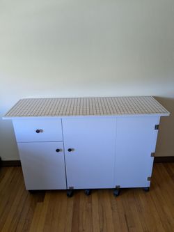 Collapsible sewing table