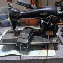 Deluxe Sewing Machine 