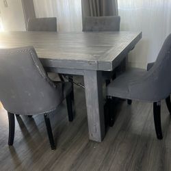 heavy wood table  great condition 