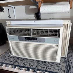 Midea MAW06R1BWT Room Air Conditioner AC 6,000 BTU 250 Sq Feet , in great condition working 