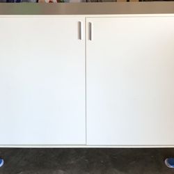 White accent cabinet with Legs, 2 doors; 2 shelves