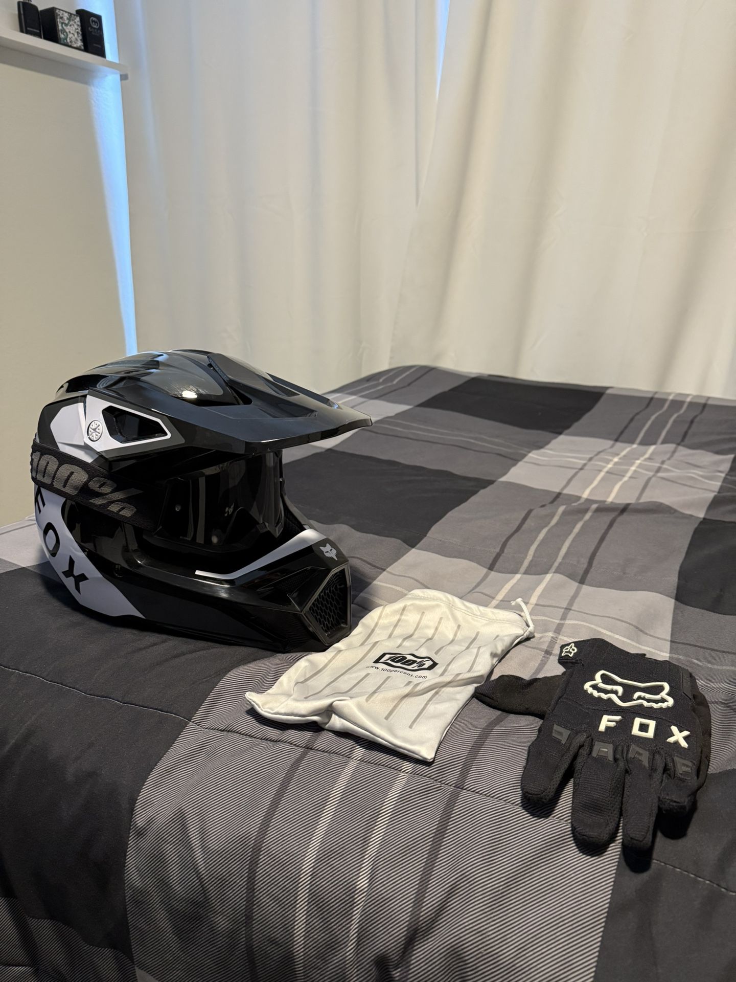 Fox 2025 Racing v1 Helmet