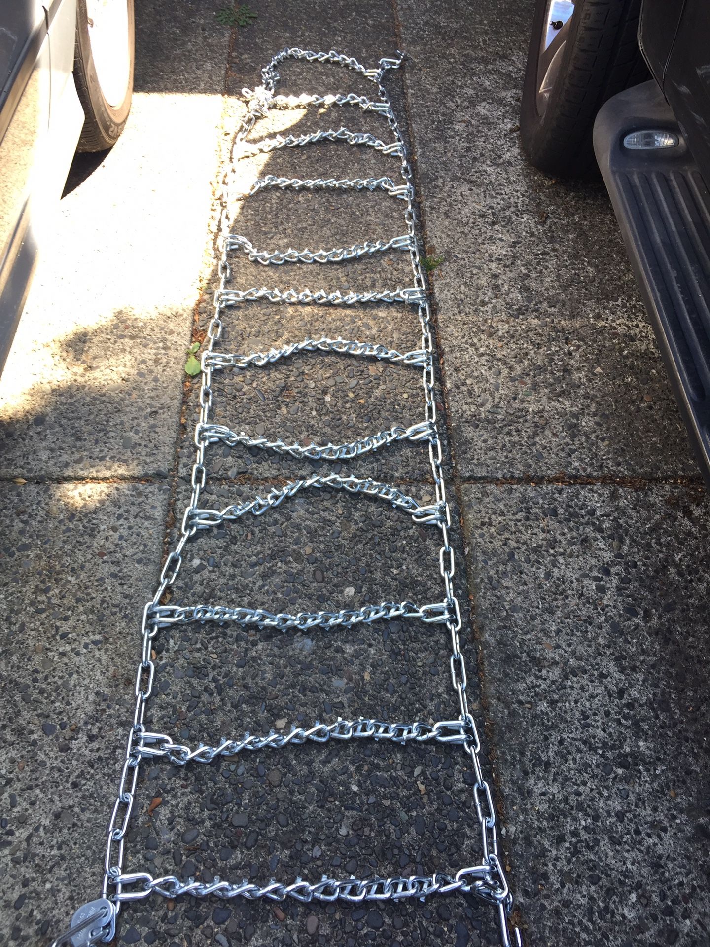 Tire chains with adjustable springs