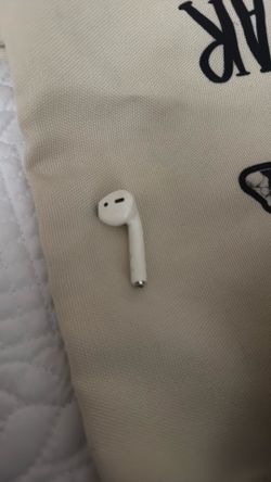 One AirPod (R)