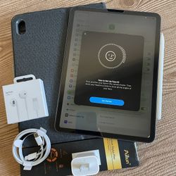 iPad Pro 11” (Face ID / IOS 26) 512GB with keyboard case,  pen & Accessories 