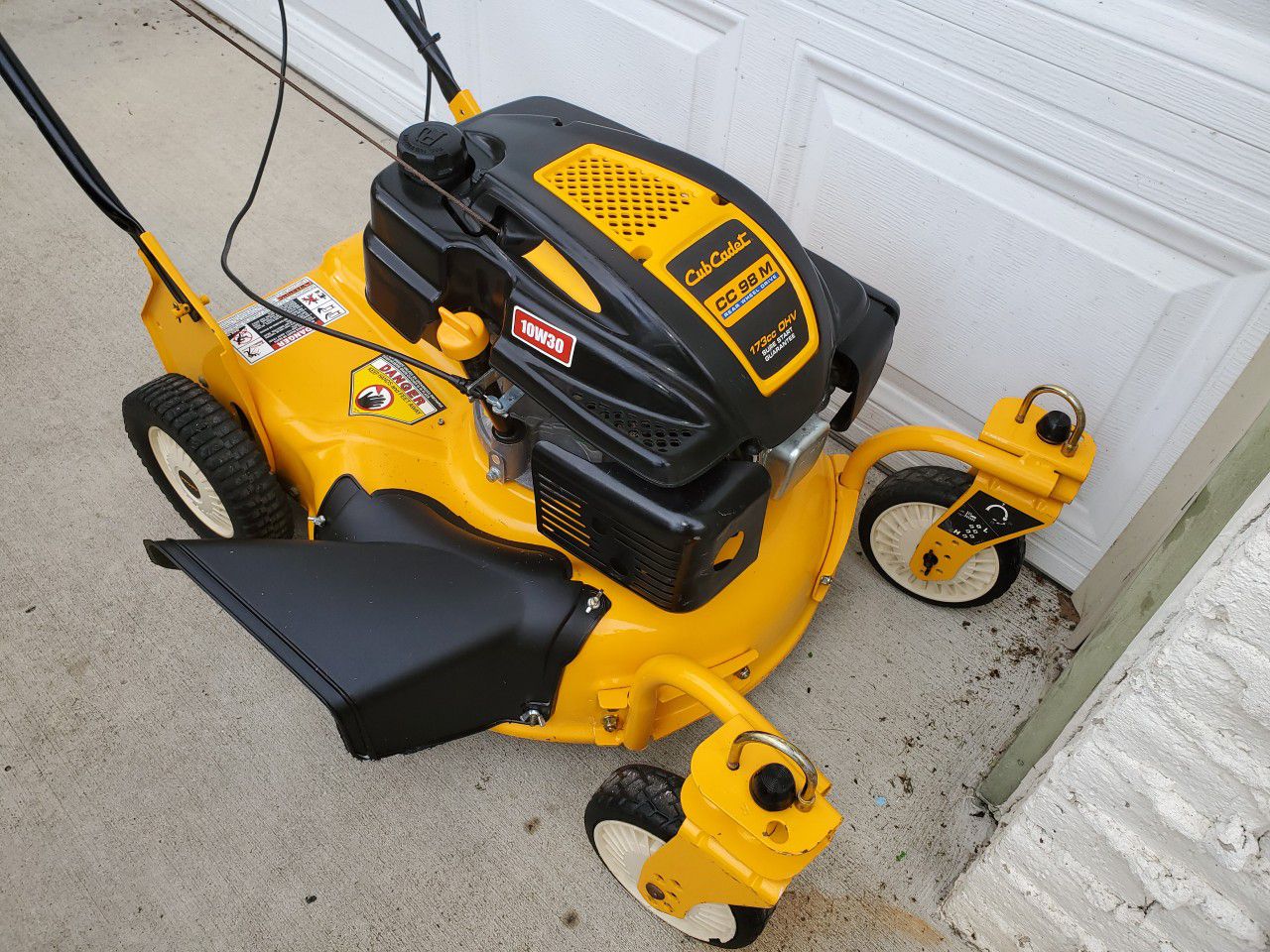Cub cadet self proppeled lawnmower in xlnt cond