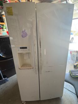 Free working fridge.  No issues at all.