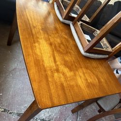 Kitchen table with four matching chairs good condition
