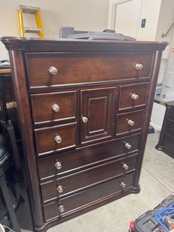 Three-piece dresser set