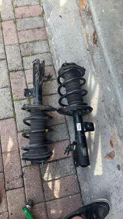 2020 Toyota Camry Se - Used front struts