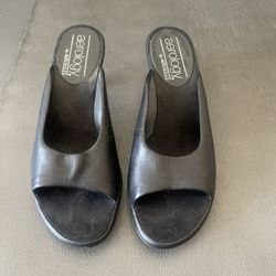 Women’s shoes size 5.5