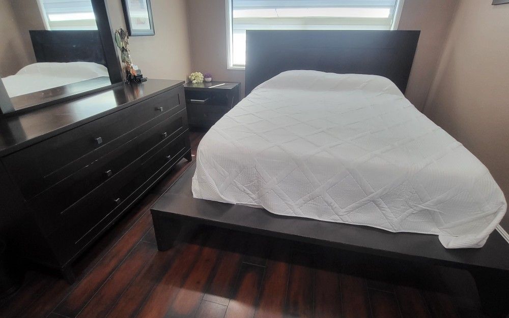 3 Pc Bedroom Set Queen Size, Wooden Bed Frame , Nightstand & Dresser