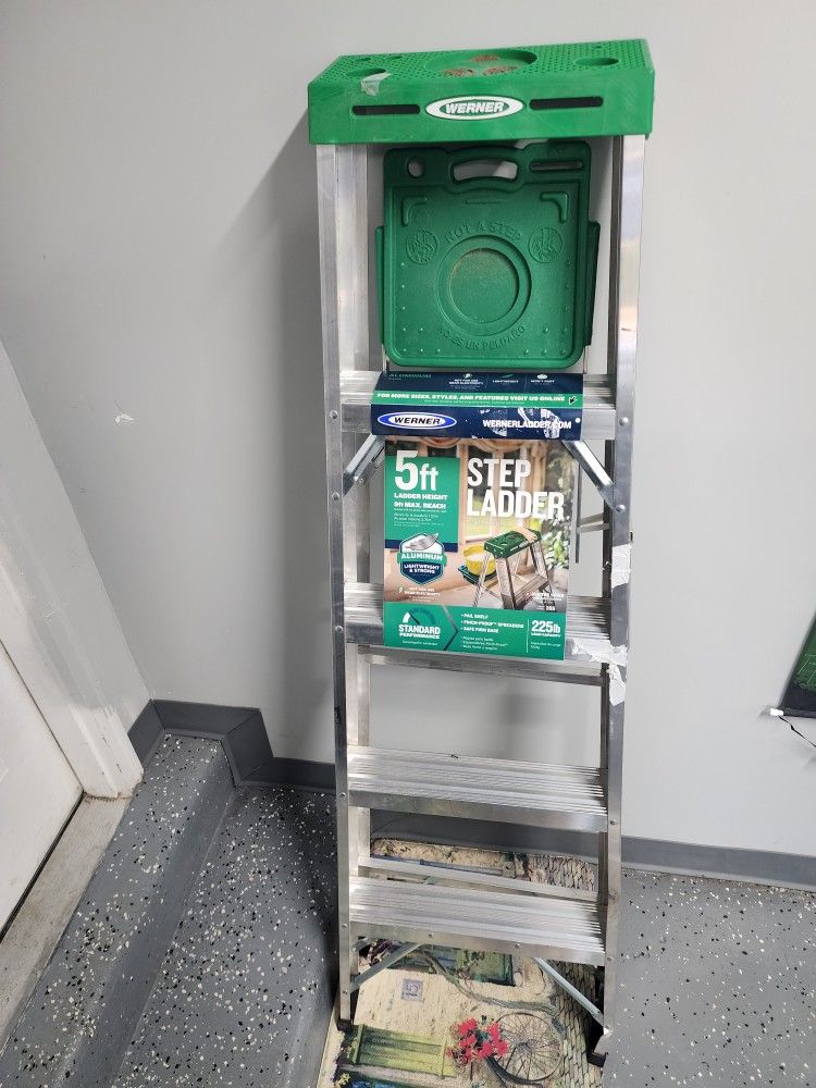 Werner Step Ladder 5-ft Aluminum 225-lb Load.