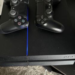 PlayStation 4  / Two DualShock Controllers 