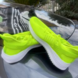 Sports shoes