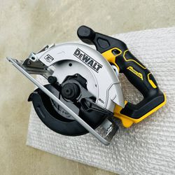 New DeWalt 20V MAX Cordless Brushless 6-1/2 in. Sidewinder Style Circular Saw (Tool Only)
