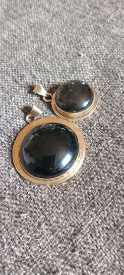 Son 2  dijes de pentagram con piedra onix  son nuevos los 2 $25