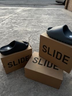 YEEZY SLIDES 