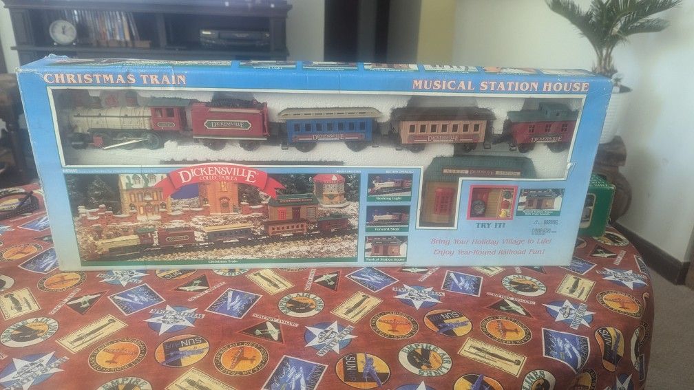 VINTAGE 1995 DICKENSVILLE COLLECTABLES CHRISTMAS TRAIN Musical STATION HOUSE MAKE OFFER