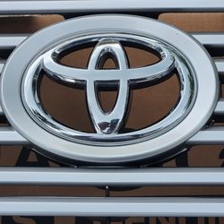 Toyota Tundra Grille Chrome Surround

