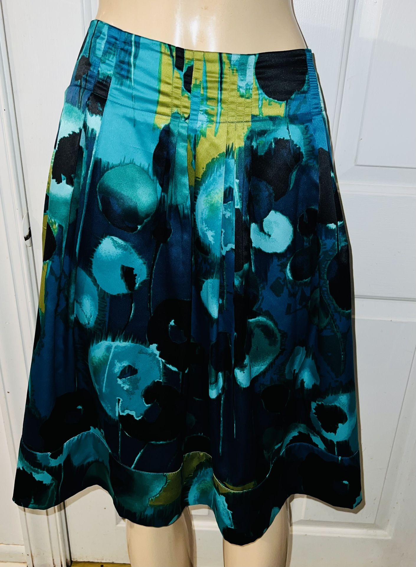 Beautiful Women Skirt Size (8) Only $7