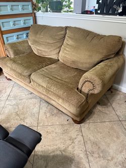 Free Gratis Comfy living room couch large overstuffed green