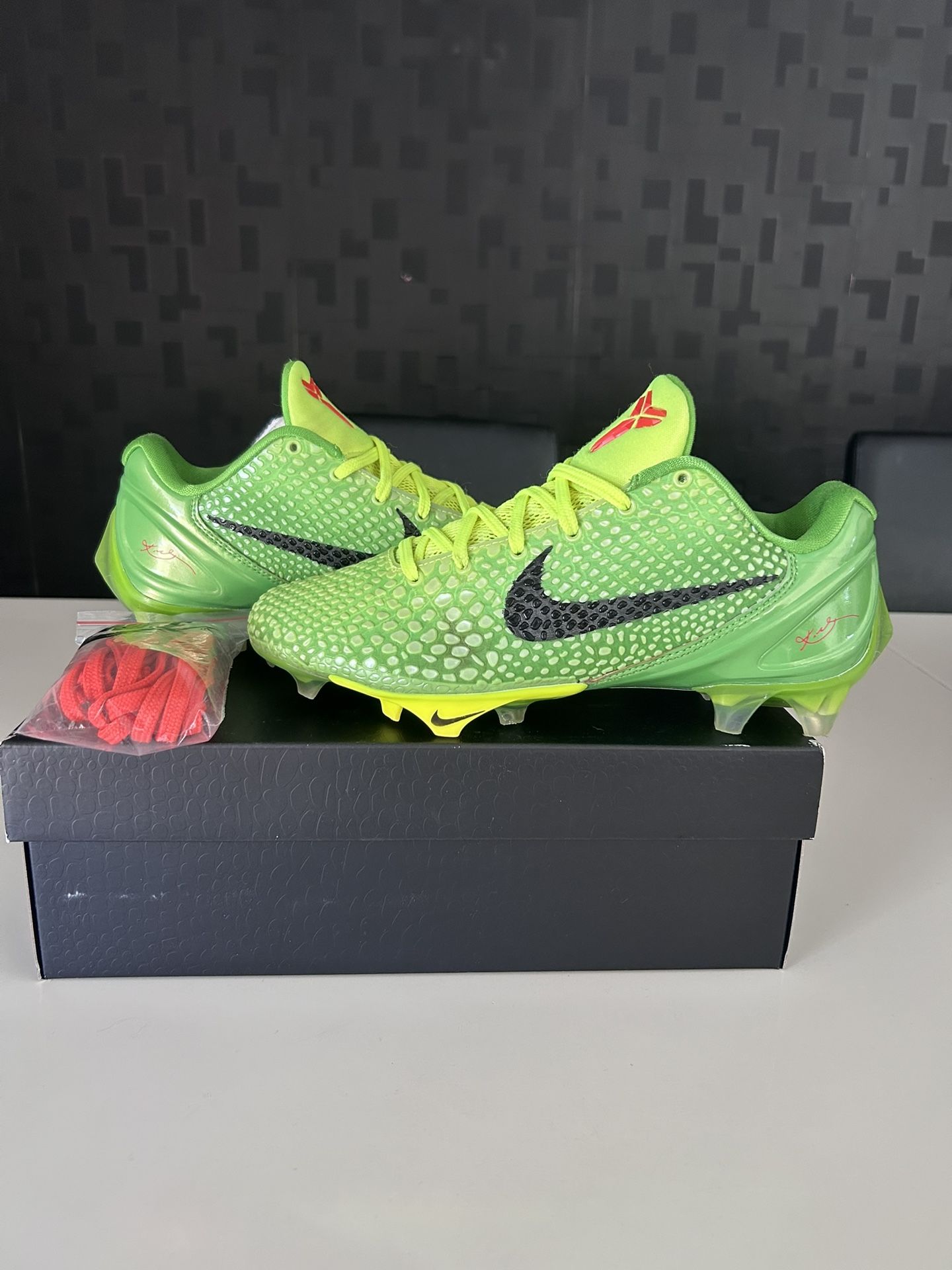 Kobe 6 Grinch Cleats