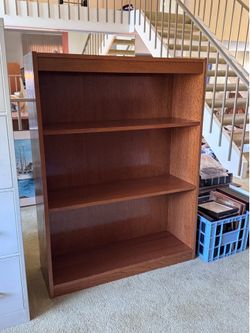 Bookshelf with adjustable shelves