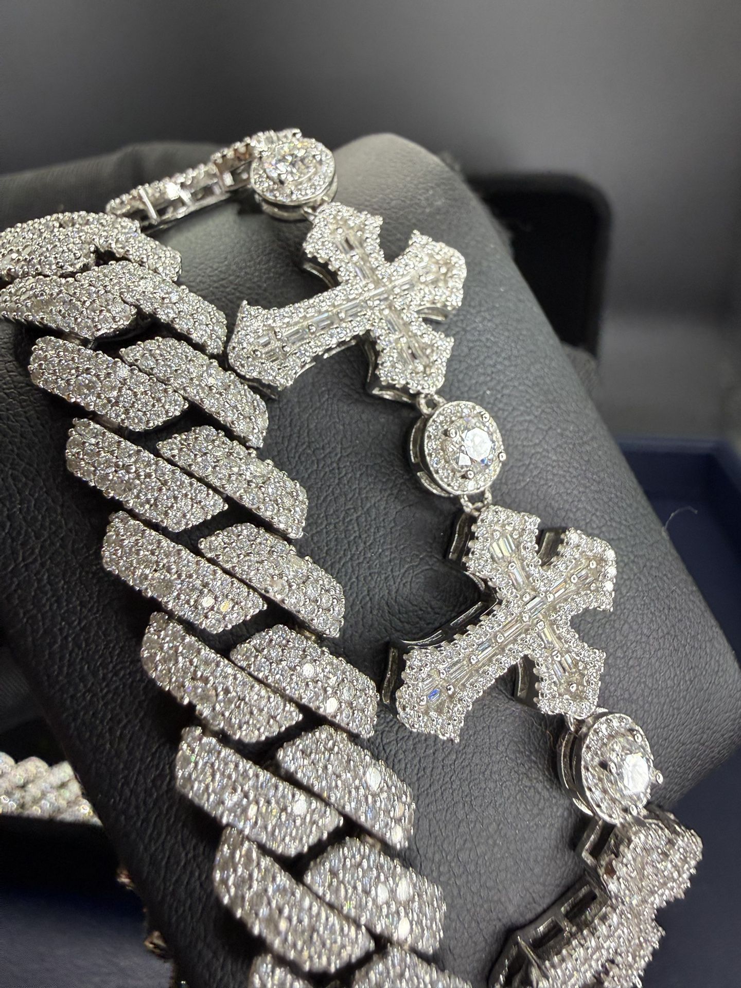 Custom Gold & Diamond Jewelry | VVS Moissanite Watches