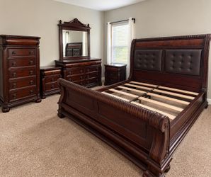 Beautiful King Size Real Wood 6-Piece Bedroom Set – Excellent Condition