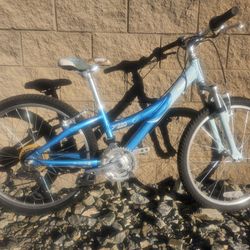 Trek MT220 Girls Youth 12-inch Frame MTB Mountain Bike 18 Speed 24 in Wheels 