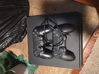 Ps4 With 2 Controllers And GAMES