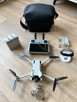 DJI Mini 4 Pro Fly More Combo - Drone, 3 Batteries, RC 2 screen Controller & Bag