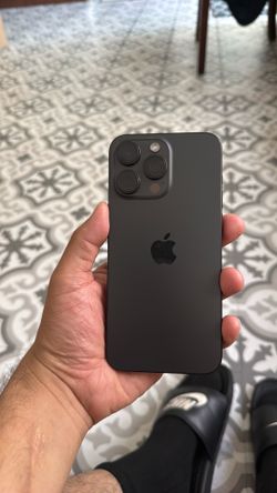 iPhone 15 pro max UNLOCKED 256 GB