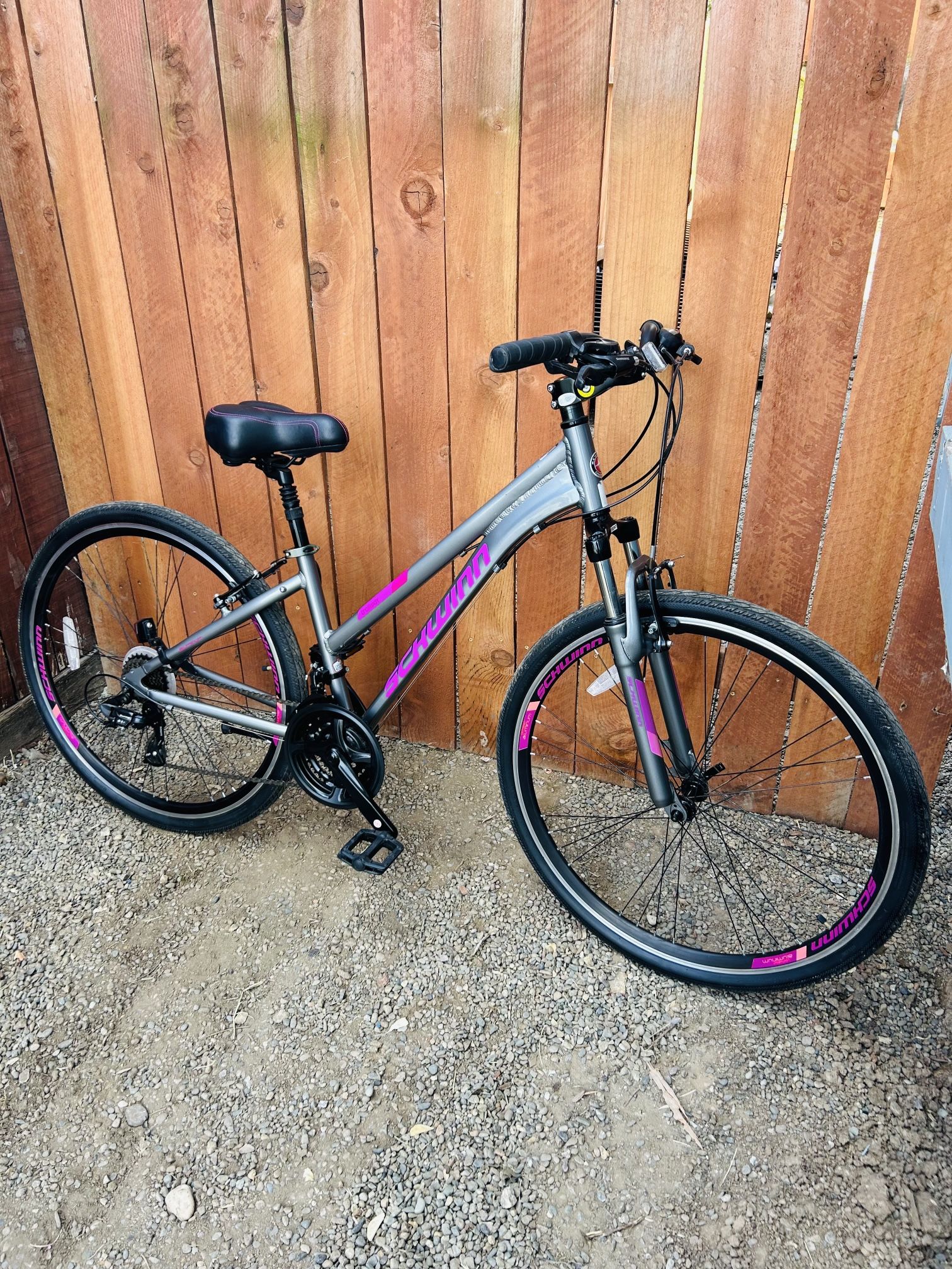 SCHWINN TRAILWAY HYBRID BIKE 700cc Wheels