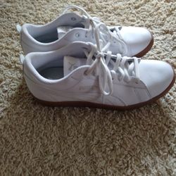 White Pumas 5 1/2