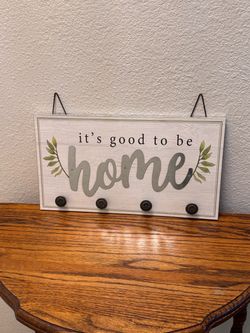 Good to be home sign w/knob holders