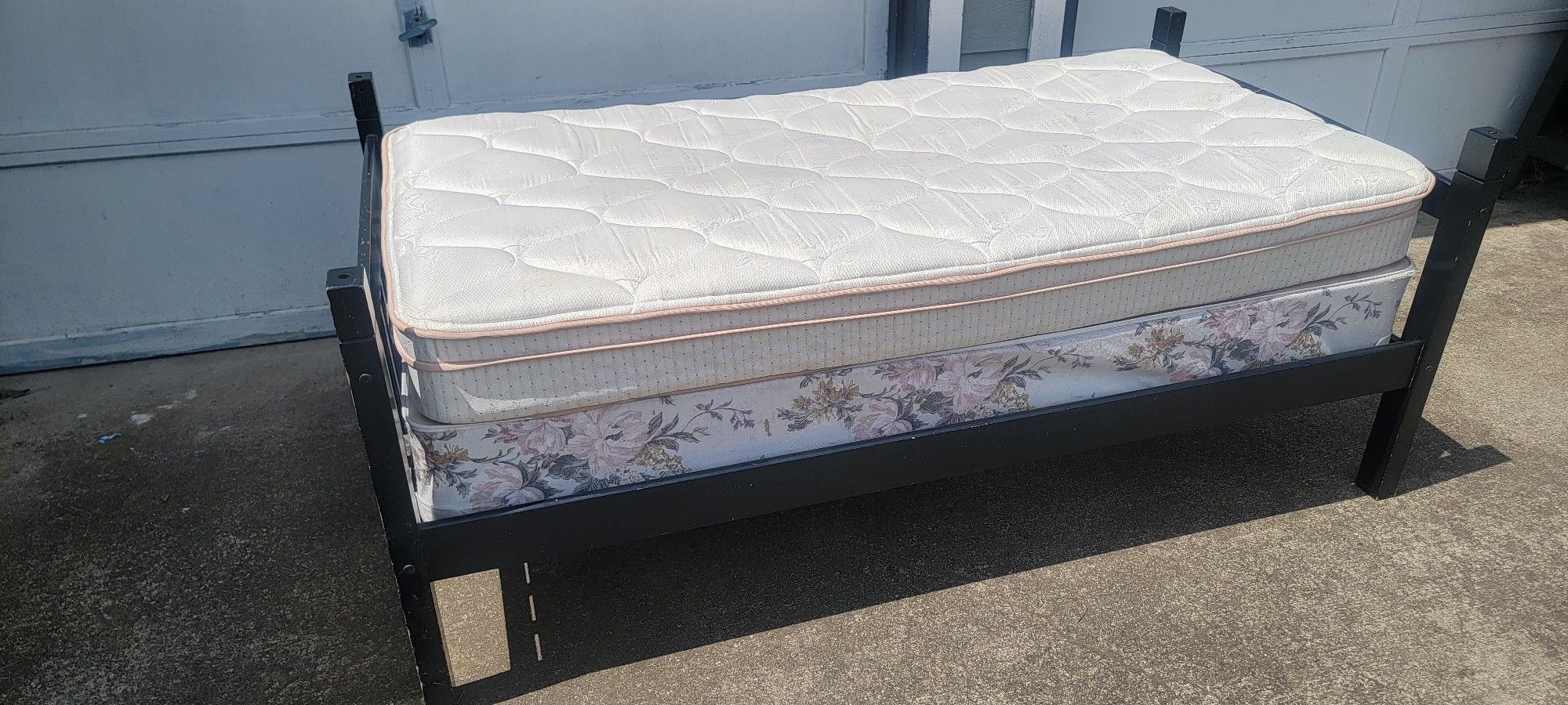 Twin Bed & Frame 40$ OBO+ Bonus Mattress (Yes, FREE. You're Welcome.)